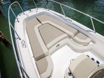 2014-240-Dauntless- bow area with cushions-crx-XL.jpg